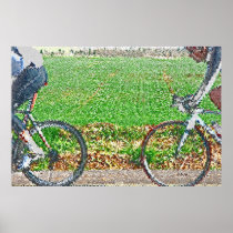 2 Radfahrer vor einem grünen Feld