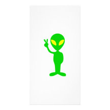 Alien d'espace clignotant le signe de paix photocarte
