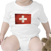 Alte hölzerne Schweizer Flagge Tshirts