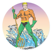 Aquaman steht mit Stange