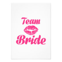 Baiser de jeune mariée d'équipe invitations