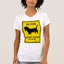 Basset Hound langsam am Spiel-T-Shirt