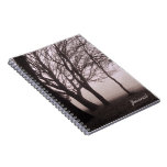 Bäume in der Nebel-Abdeckungszeitschrift Spiral Notizbücher