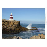 Beau phare de pyramide avec les bandes rouges cartes de vœux