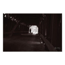 Begleiter in einer überdachten Brücke - Kunst-Druc Kunstphotos