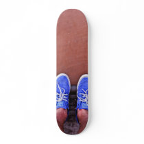 Blaue Schuhe - Rampen-Skateboard