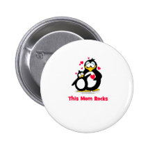 Cette maman bascule le pingouin badge avec épingle