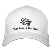 Chapeau brodé par jeune mariée de coeurs