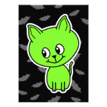 Chat vert éffrayant mignon avec des battes invitations personnalisées