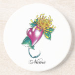 Coeur frais avec le tatouage jaune de fleur dessous de verres