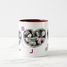 Coeurs blancs et roses de jeune mariée et de marié mugs à café