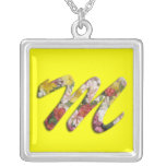 Collier initial de M