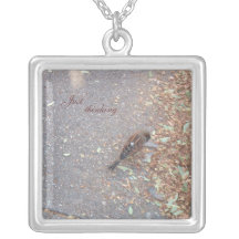 Collier/oiseau et feuille