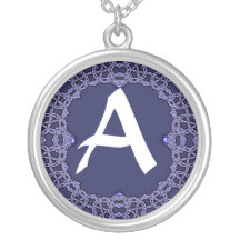 Collier pourpre d'initiale de dentelle