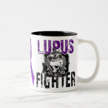 Combattant de lupus avec le crâne tasse