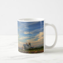 Coucher du soleil au-dessus d'église tasse à café
