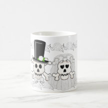 Crâne et os croisés épousant la tasse de couples