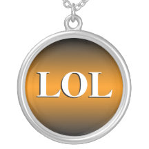 ~ de LOL riant le collier bruyant d'orange de ~