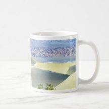 Death Valley abandonne des dunes de sable Tasses