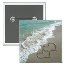 Deux coeurs de sable sur la plage, océan romantiqu badge avec épingle