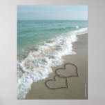 Deux coeurs de sable sur la plage, océan romantiqu affiches