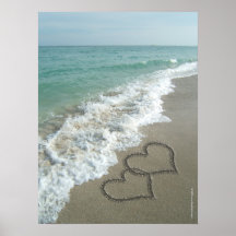 Deux coeurs de sable sur la plage, océan romantiqu affiches