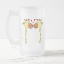 Deux girafes avec les coeurs rouges d'amour. Bande Tasse