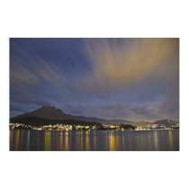 Die Luzerne-Schweiz-Nachtszene mit Berg Pilatus poster