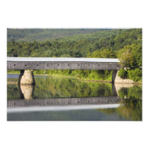 Die Windsor-Kornische überdachte Brücke überspannt Kunstfoto