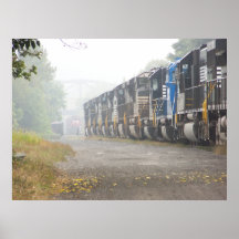 Eisenbahn-Zug-Lokomotiven im Nebel Plakate