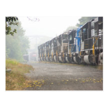 Eisenbahn-Zug-Lokomotiven im Nebel Postkarte