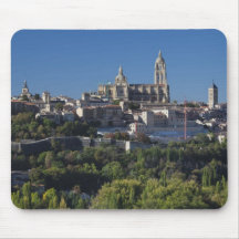 Erhöhte Stadtansicht mit der Segovia-Kathedrale Mauspad