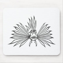 Ernste Löwe-Fische in Schwarzweiss Mauspads