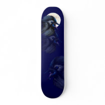 Erregter Rabe mit Mond-Skateboard