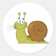 Escargot avec une fleur dans sa bouche adhésif rond