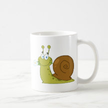 Escargot avec une fleur dans sa bouche tasse
