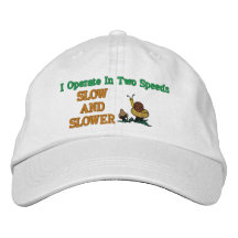 Et plus lent chapeau brodé par escargot lent