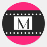 Étiquette fuchsia noir et blanc de mariage de mono adhésif rond