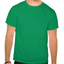 Euphorischer Kobold, der St Patrick Tag feiert t-shirts