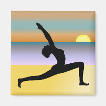 Femme de yoga de plage posant le magnet carré de s aimants