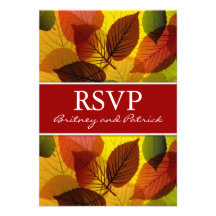 Feuille en baisse rouge d'automne épousant des car cartons d'invitation