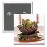 Filet délicieux de viande avec le feuille de cari badge avec épingle