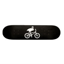 Flamingo auf Fahrrad-Silhouette Bedrucktes Skateboard