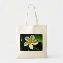 Fleur blanche et jaune de Frangipani Sacs