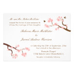 Fleurs de cerisier sur l'invitation blanc de paysa