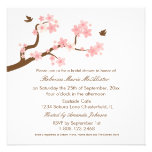 Fleurs de cerisier sur l'invitation nuptiale blanc