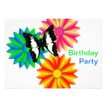 Fleurs et fête d'anniversaire colorées de papillon invitations personnalisées