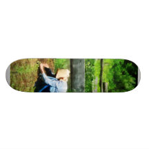 Frau, die Garten pflanzt Individuelle Skateboards