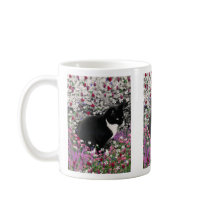 Freckles dem Becher in der Blumen-II - Tuxedo-Katz