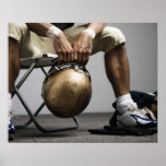 Fußballspieler, der im Umkleideraum sitzt Posterdruck